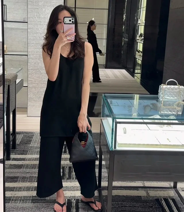 Item ID 9100 CHANE126A Premium Handcraft Workshop  Imported Plain Weave Calfskin  Magnetic Gold Label Dual C Logo  Diamond-Patterned Leather Chain Calfskin, Gold-Striped Metal, Single Shoulder Bag