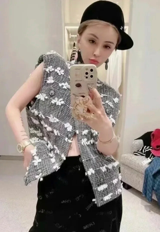 Item ID 9111 CHANEL FW26 Cloud Vest, color-block bowknot decoration, lapel, single-breasted vest