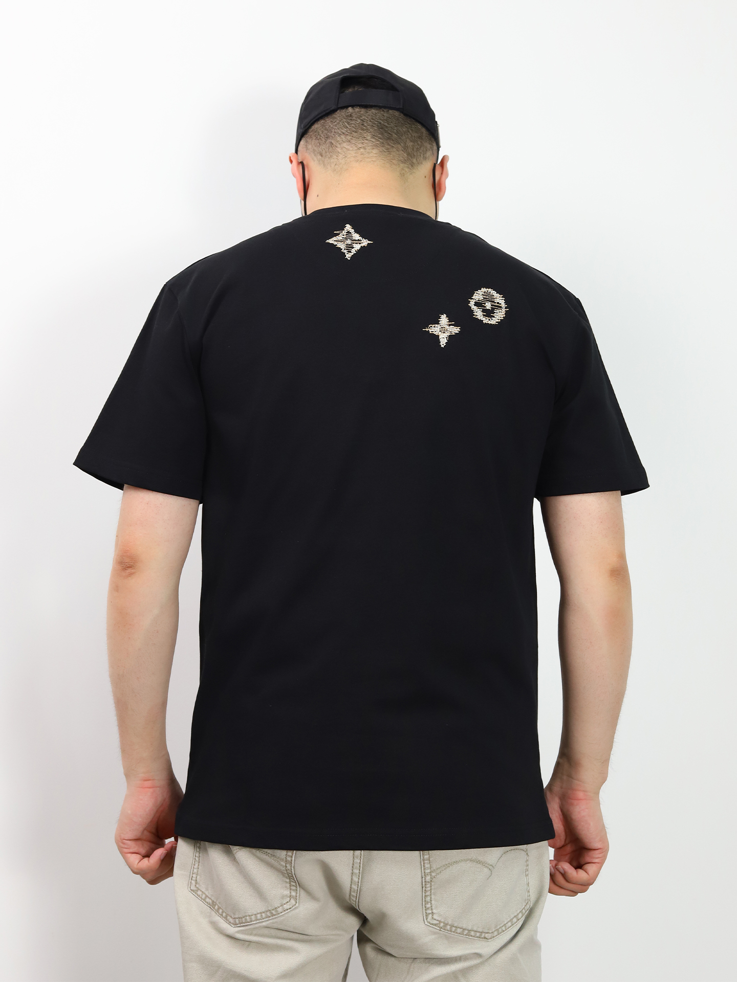 1V Fuzzy embroidery tee
