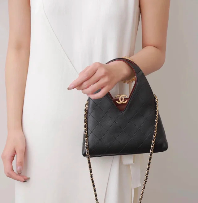 Item ID 9100 CHANE126A Premium Handcraft Workshop  Imported Plain Weave Calfskin  Magnetic Gold Label Dual C Logo  Diamond-Patterned Leather Chain Calfskin, Gold-Striped Metal, Single Shoulder Bag