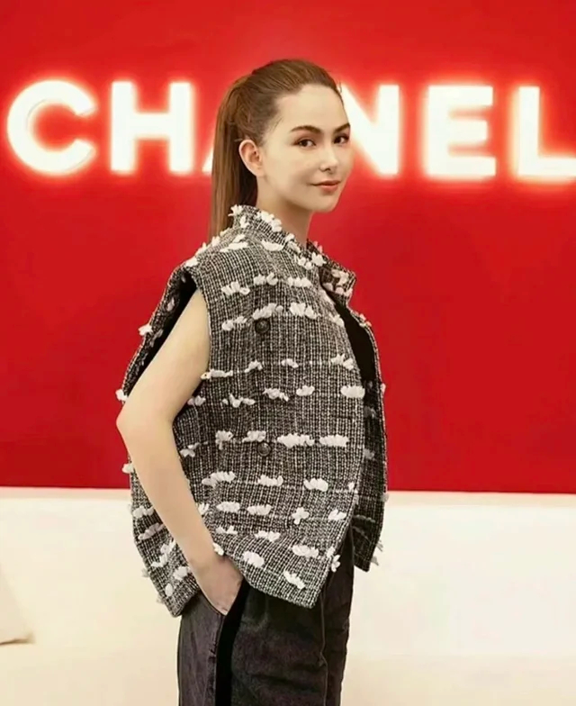 Item ID 9111 CHANEL FW26 Cloud Vest, color-block bowknot decoration, lapel, single-breasted vest
