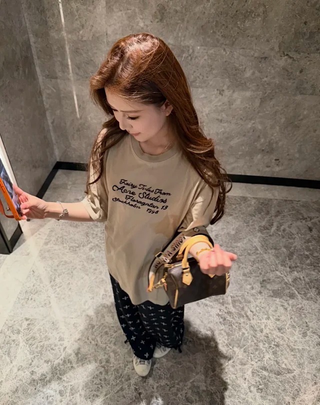 Item ID 9032 Acne 1996 flocking logo printed round neck loose short sleeved T-shirt in blackbeige