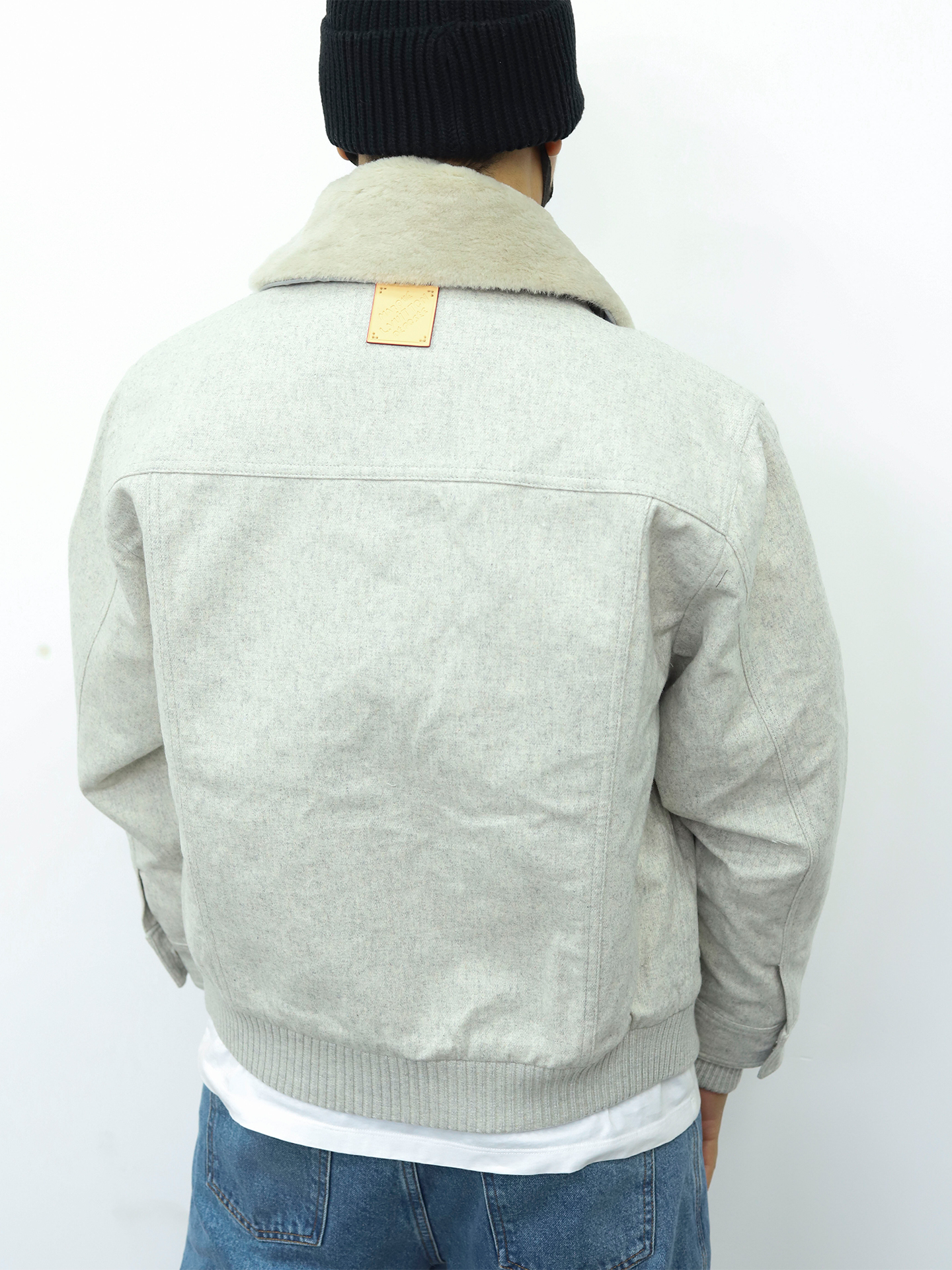 LV绒毛领子拉链外套 米白