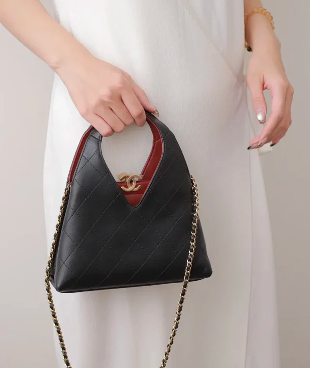 Item ID 9100 CHANE126A Premium Handcraft Workshop  Imported Plain Weave Calfskin  Magnetic Gold Label Dual C Logo  Diamond-Patterned Leather Chain Calfskin, Gold-Striped Metal, Single Shoulder Bag