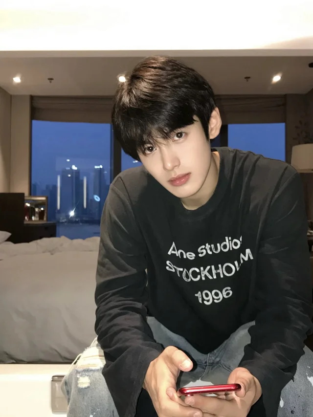 Acne Letter print round neck off shoulder long sleeved shirt