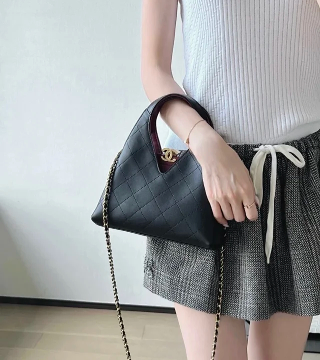 Item ID 9100 CHANE126A Premium Handcraft Workshop  Imported Plain Weave Calfskin  Magnetic Gold Label Dual C Logo  Diamond-Patterned Leather Chain Calfskin, Gold-Striped Metal, Single Shoulder Bag
