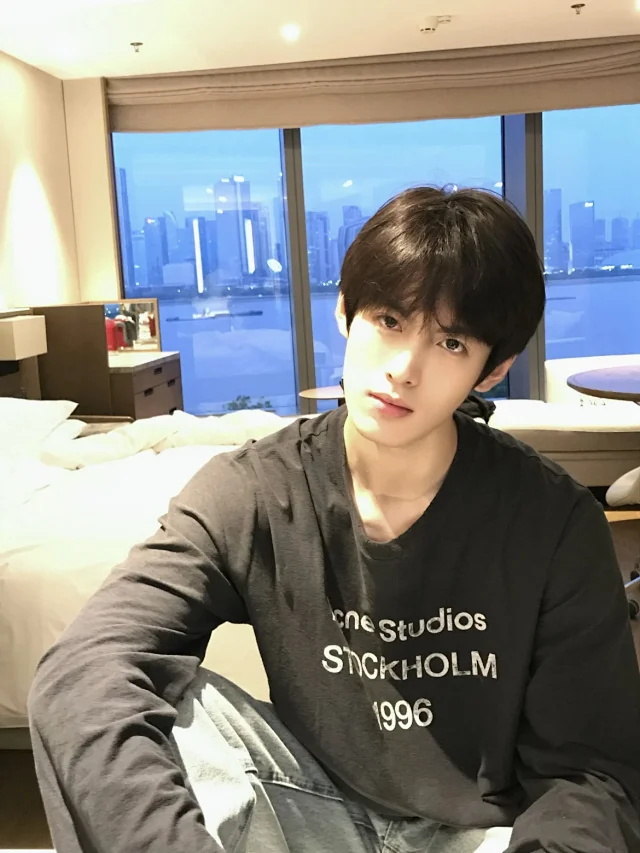 Acne Letter print round neck off shoulder long sleeved shirt