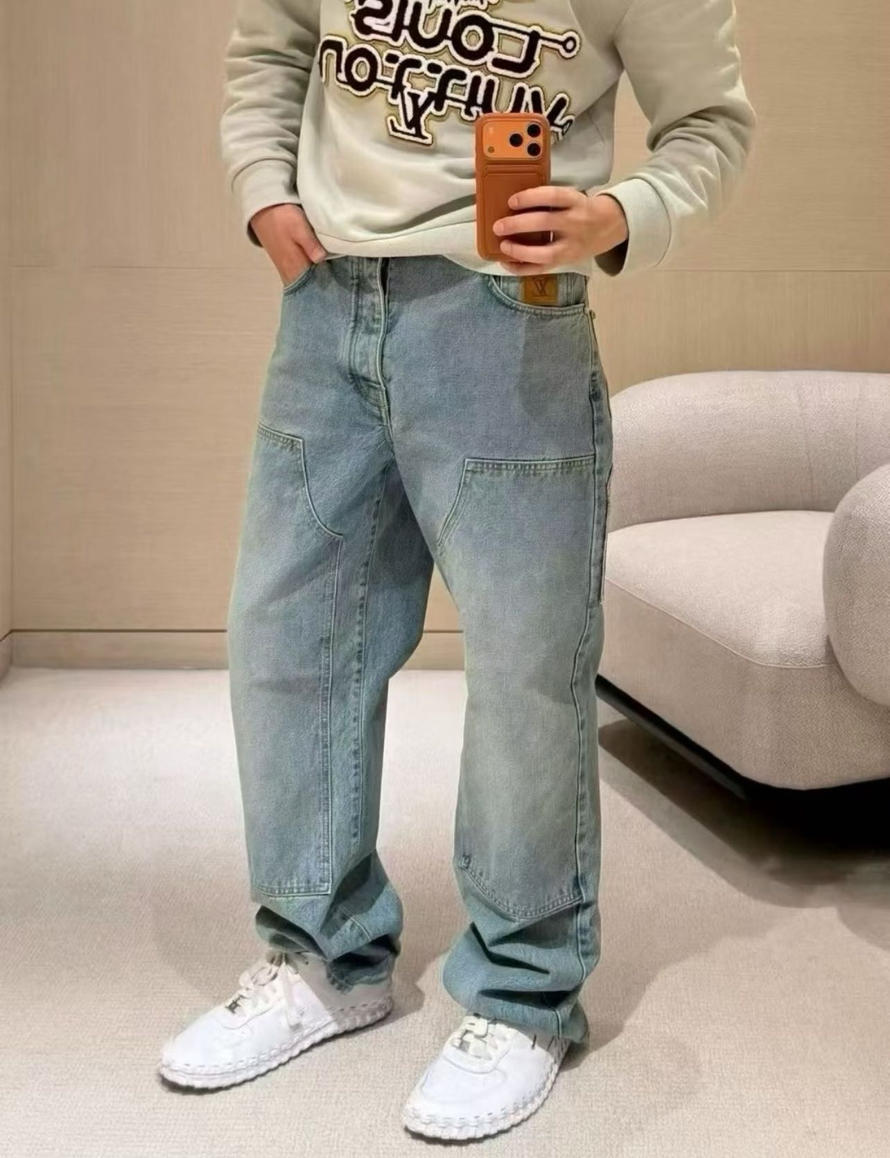 1V Leather Label Pocket Embroidered Jeans