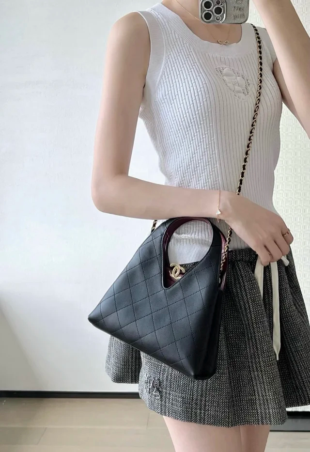 Item ID 9100 CHANE126A Premium Handcraft Workshop  Imported Plain Weave Calfskin  Magnetic Gold Label Dual C Logo  Diamond-Patterned Leather Chain Calfskin, Gold-Striped Metal, Single Shoulder Bag