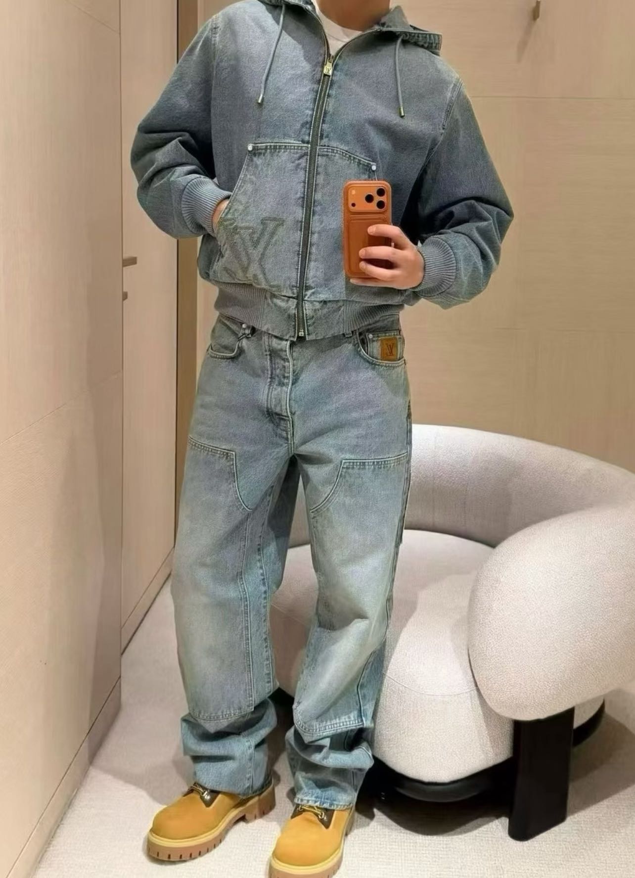 1V Leather Label Pocket Embroidered Jeans