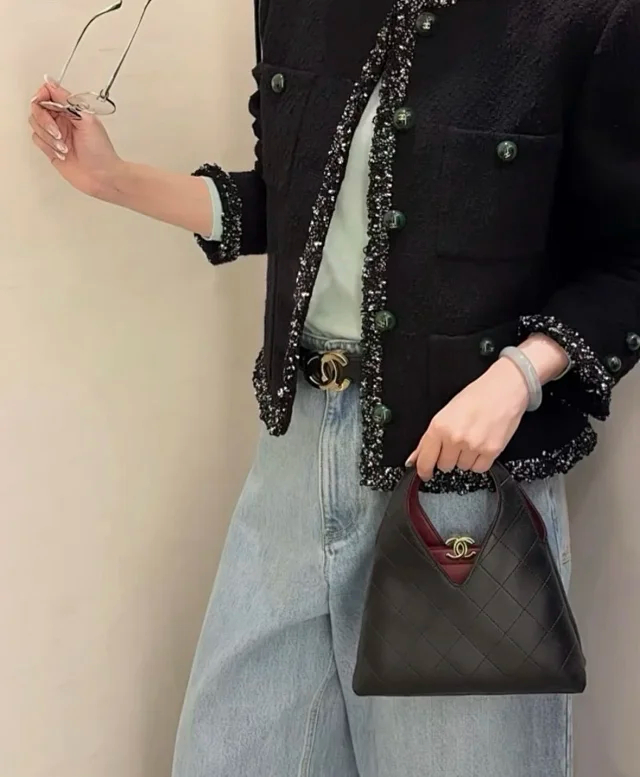 Item ID 9100 CHANE126A Premium Handcraft Workshop  Imported Plain Weave Calfskin  Magnetic Gold Label Dual C Logo  Diamond-Patterned Leather Chain Calfskin, Gold-Striped Metal, Single Shoulder Bag