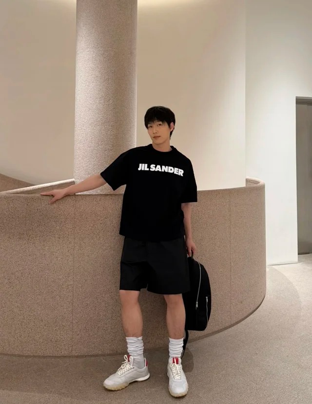 Item ID 9029 JIL SANDER Flat Bottom Round Neck Short Sleeve T-shirt Loose fit