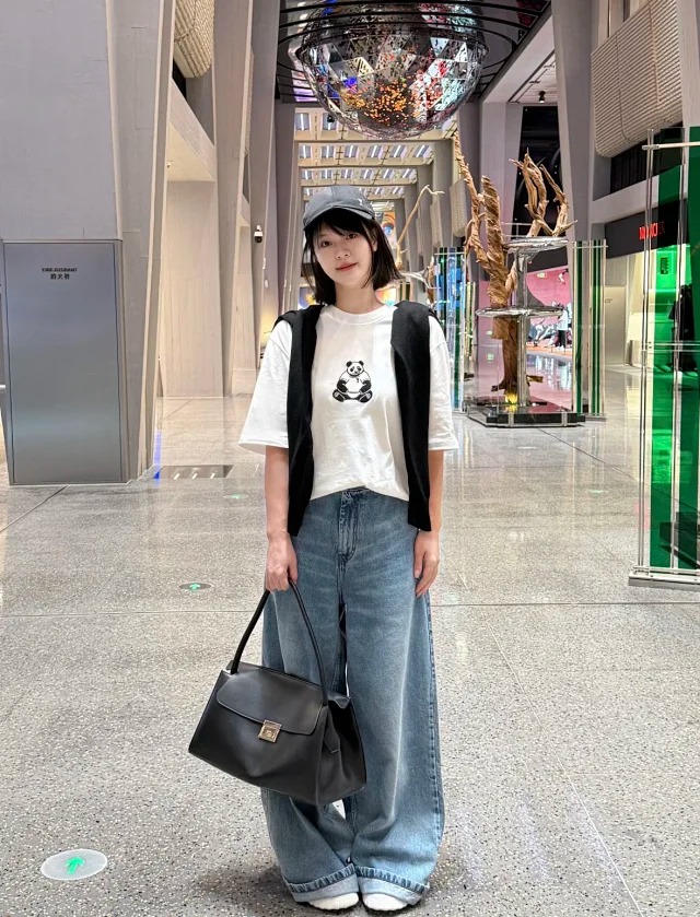 Item ID 9027 AMI Panda Embroidered Knitted Cotton Regular Round Neck Short Sleeve