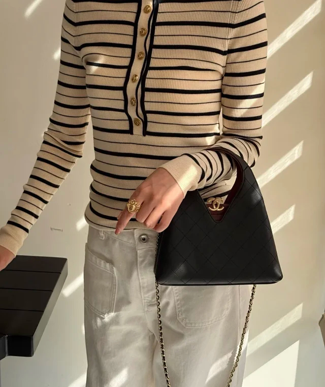 Item ID 9100 CHANE126A Premium Handcraft Workshop  Imported Plain Weave Calfskin  Magnetic Gold Label Dual C Logo  Diamond-Patterned Leather Chain Calfskin, Gold-Striped Metal, Single Shoulder Bag