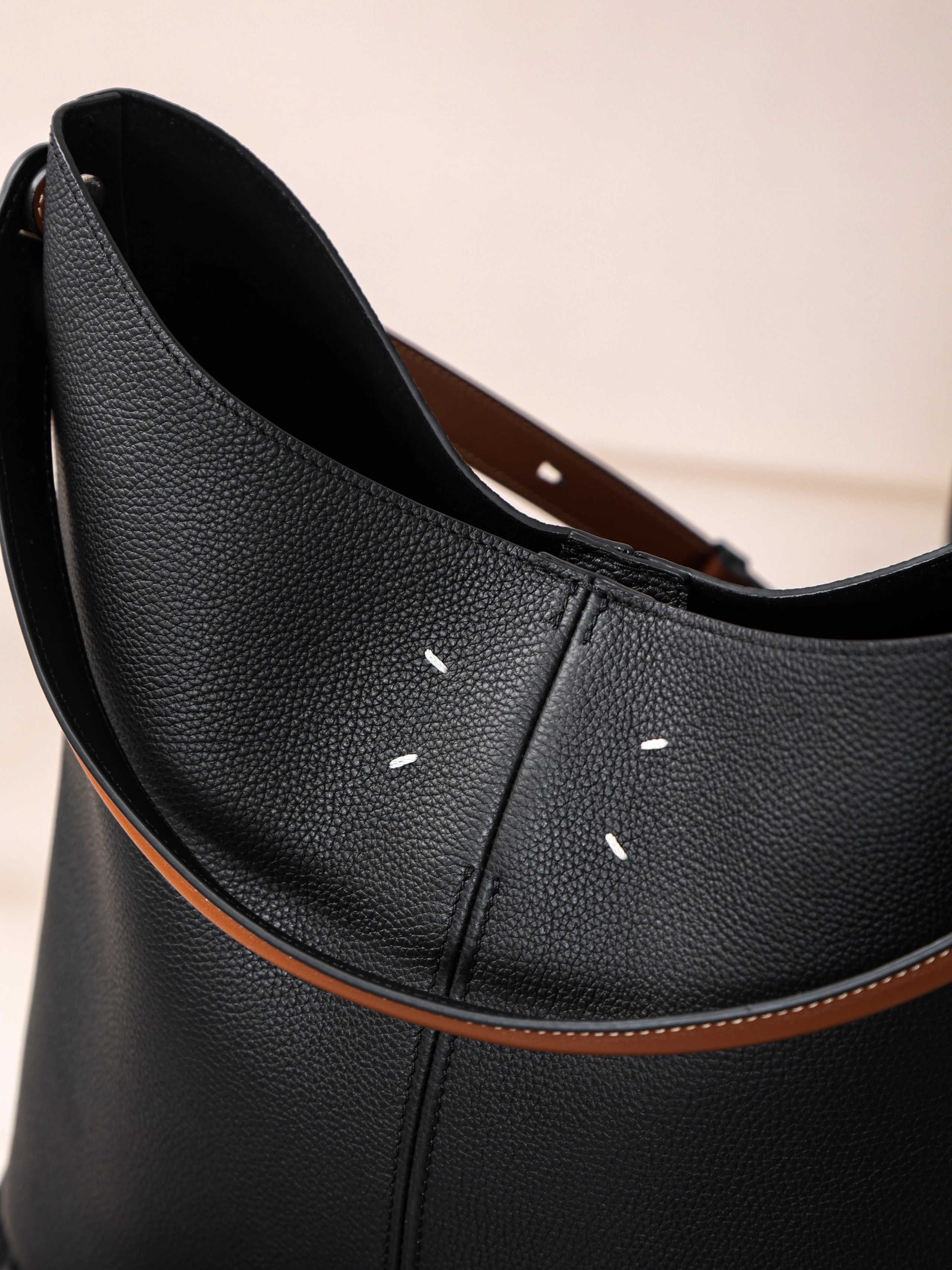 Item ID 8498 Maison-Mag1ela Magira Press age contrasting shoulder straps black brow