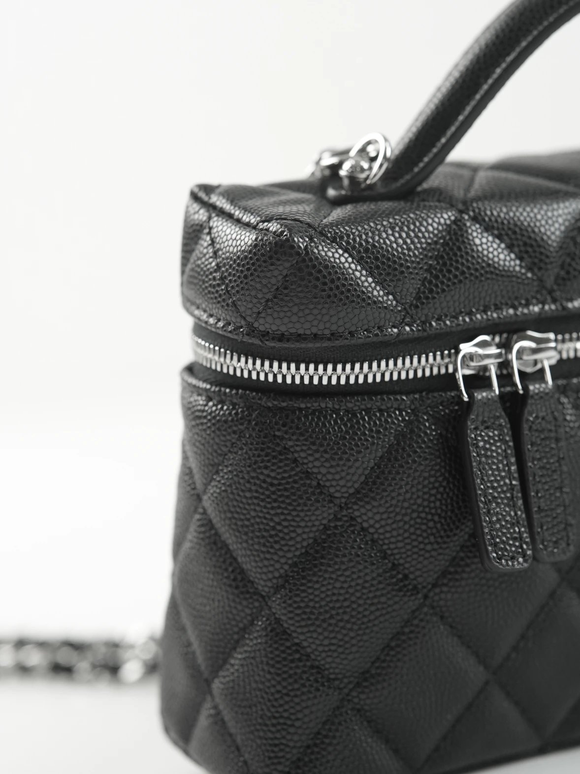 Item ID 8458 CHANE1- _Exclusive Hardware Details_ 25B Star Series Brand Logo Diamon