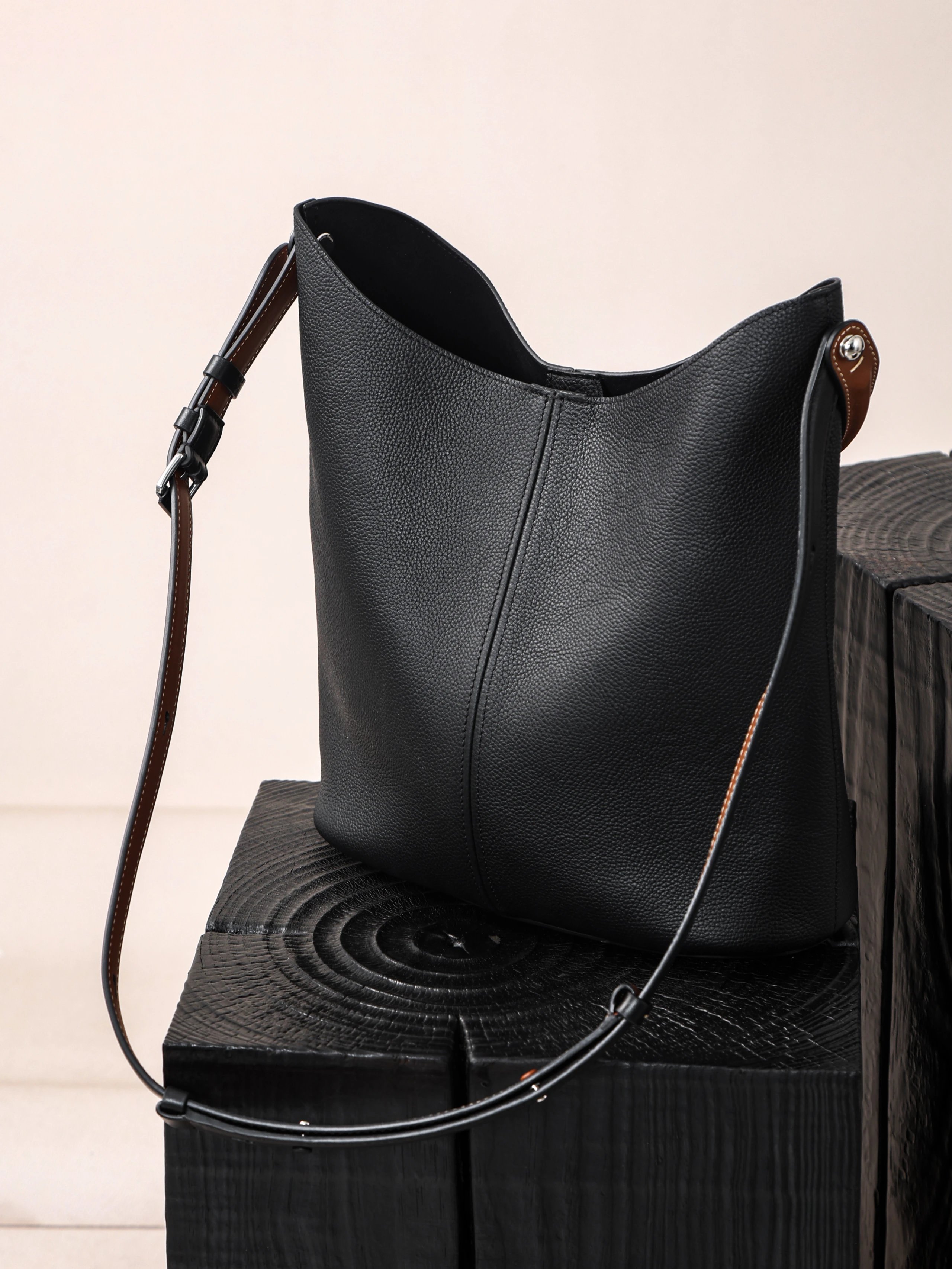 Item ID 8498 Maison-Mag1ela Magira Press age contrasting shoulder straps black brow
