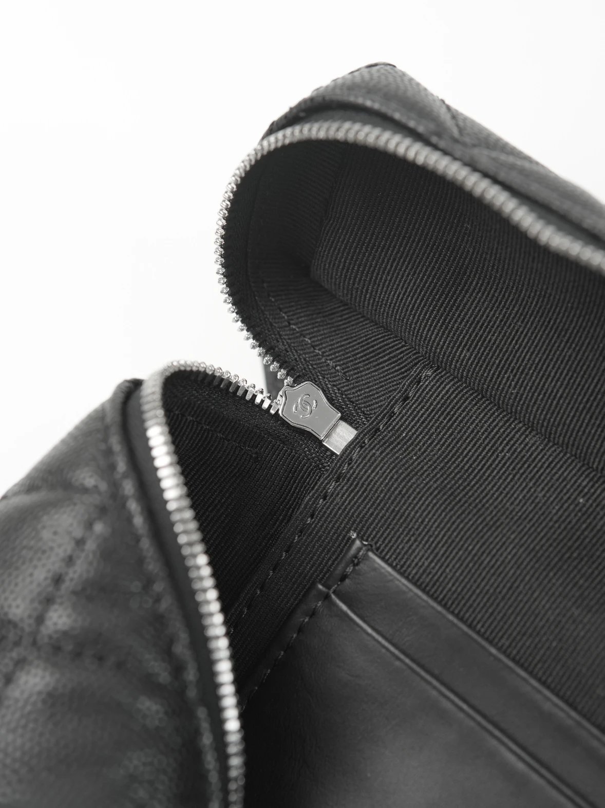 Item ID 8458 CHANE1- _Exclusive Hardware Details_ 25B Star Series Brand Logo Diamon