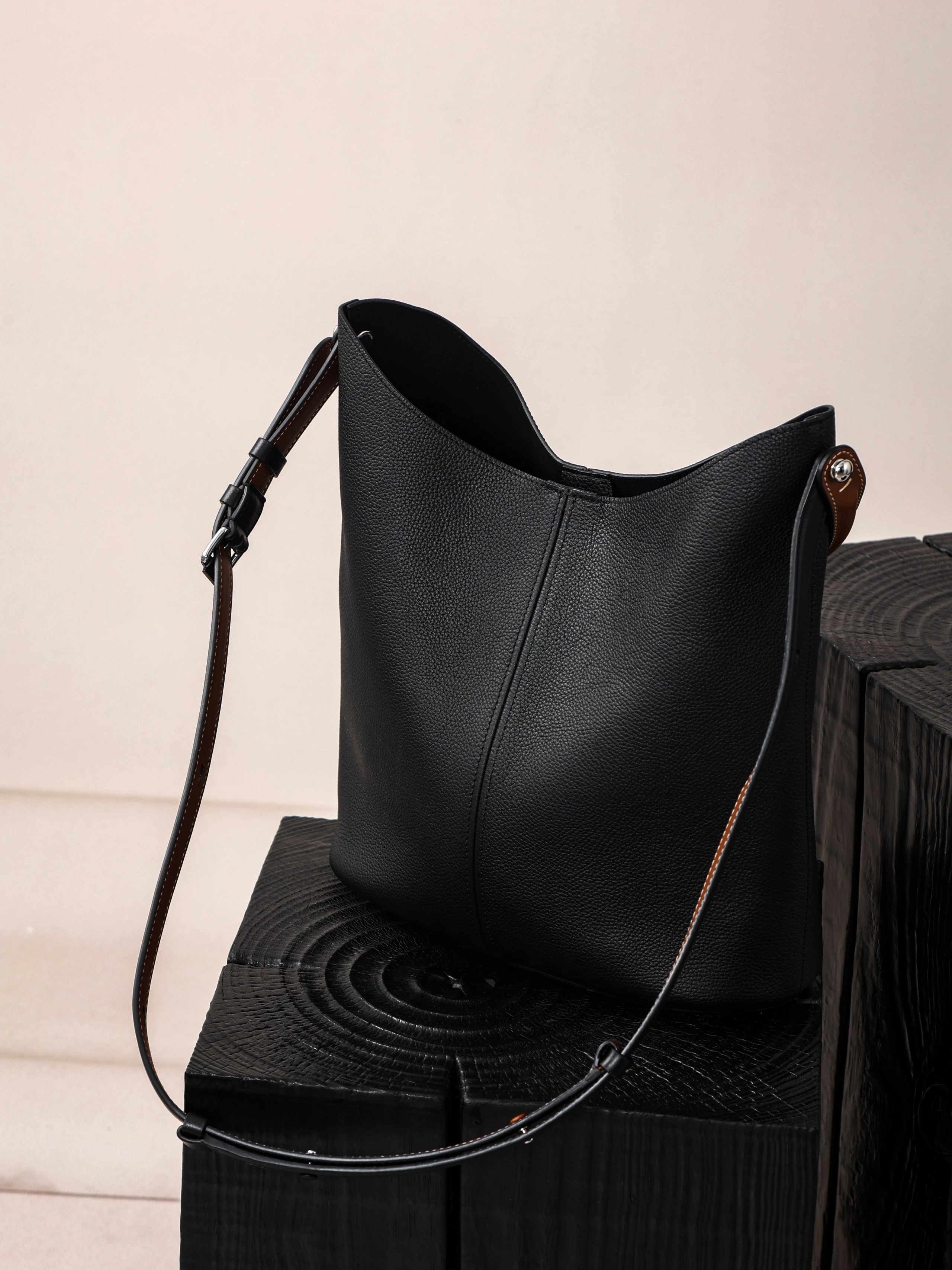 Item ID 8498 Maison-Mag1ela Magira Press age contrasting shoulder straps black brow
