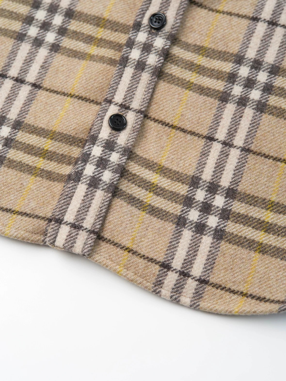 Item ID 8016 BBR Burberry plaid shirt with _natural black horn_ and _sheep wool mat