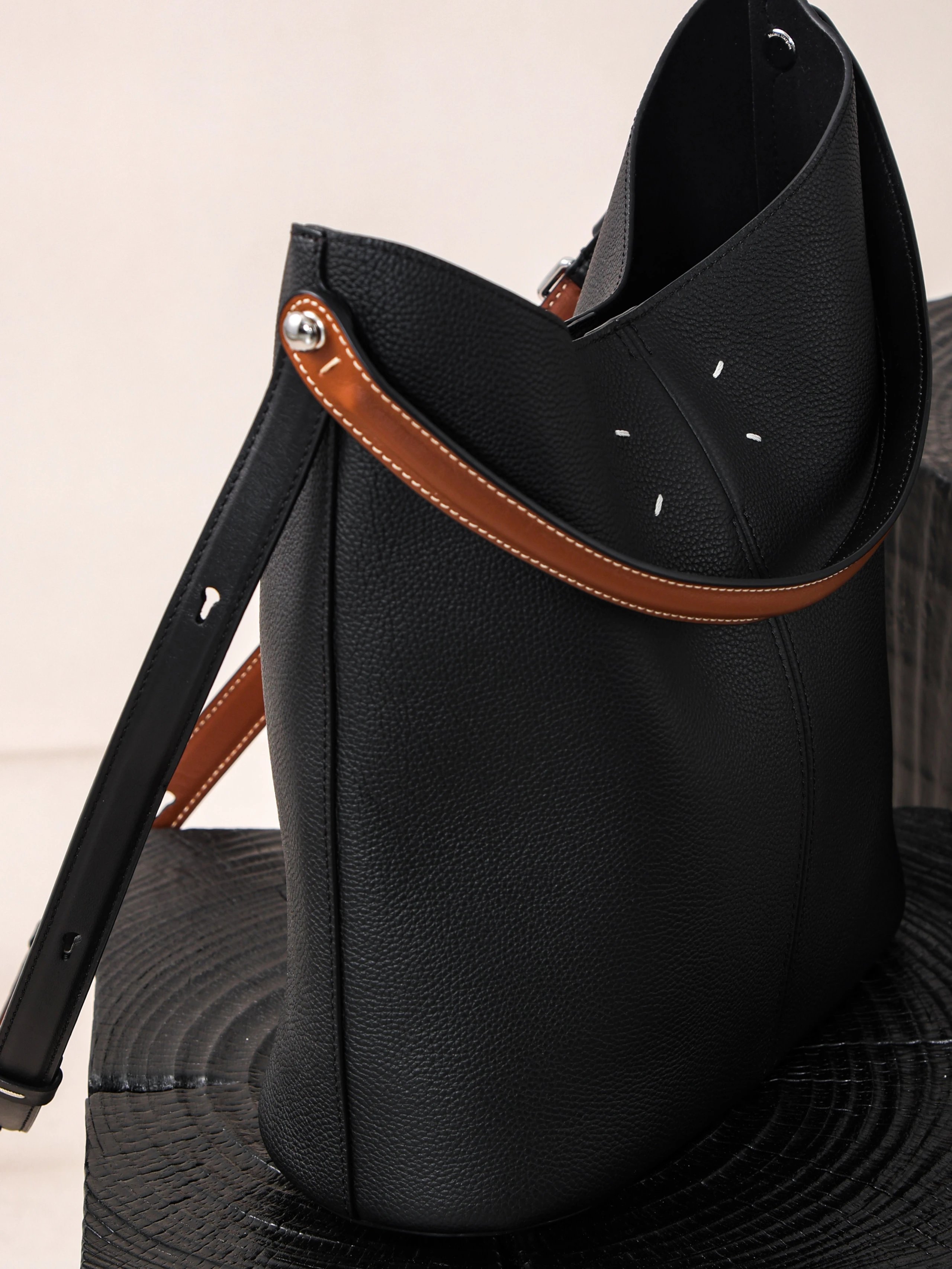 Item ID 8498 Maison-Mag1ela Magira Press age contrasting shoulder straps black brow