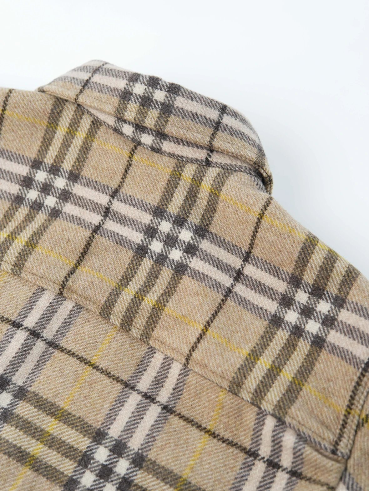 Item ID 8016 BBR Burberry plaid shirt with _natural black horn_ and _sheep wool mat