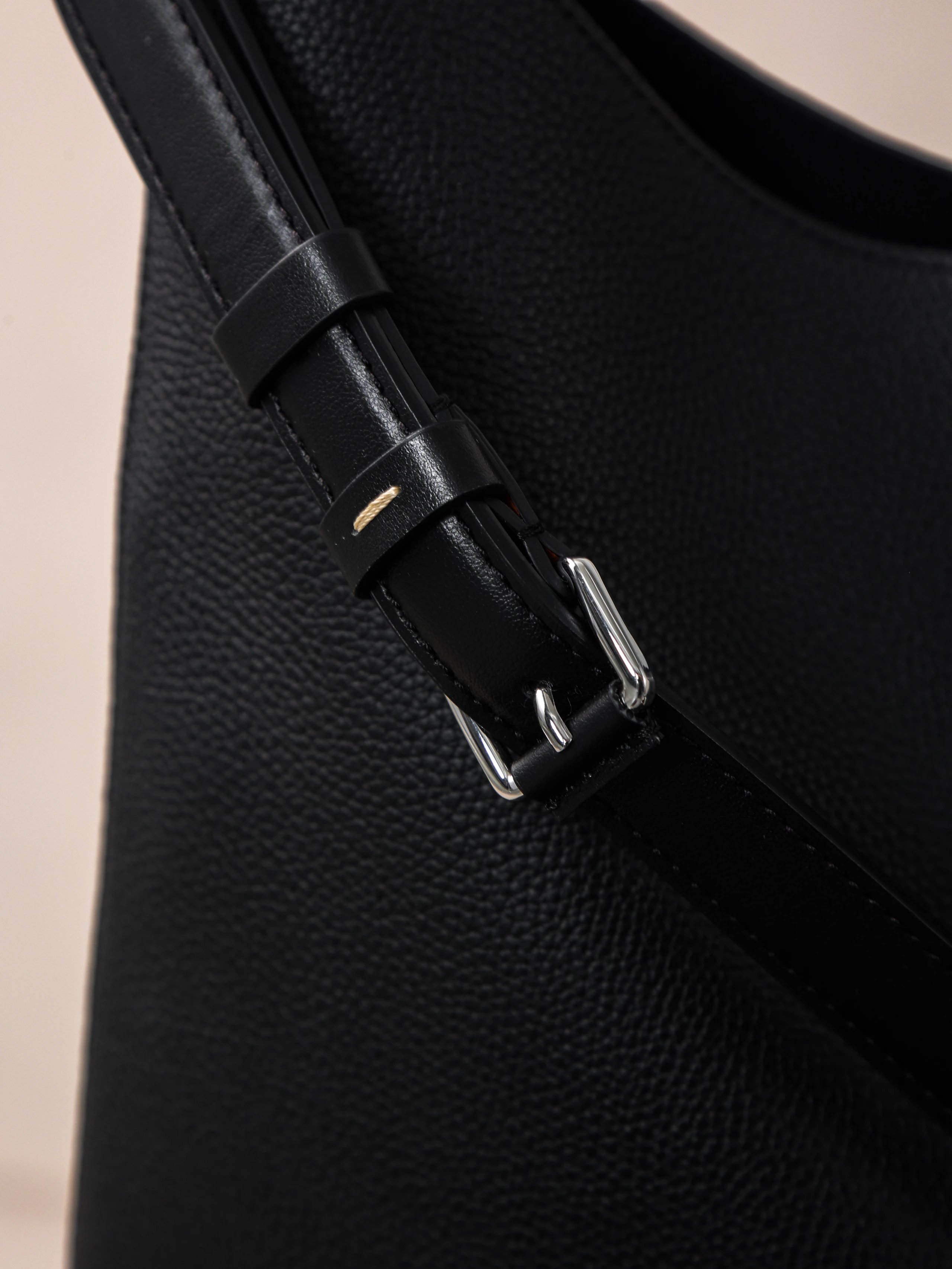 Item ID 8498 Maison-Mag1ela Magira Press age contrasting shoulder straps black brow