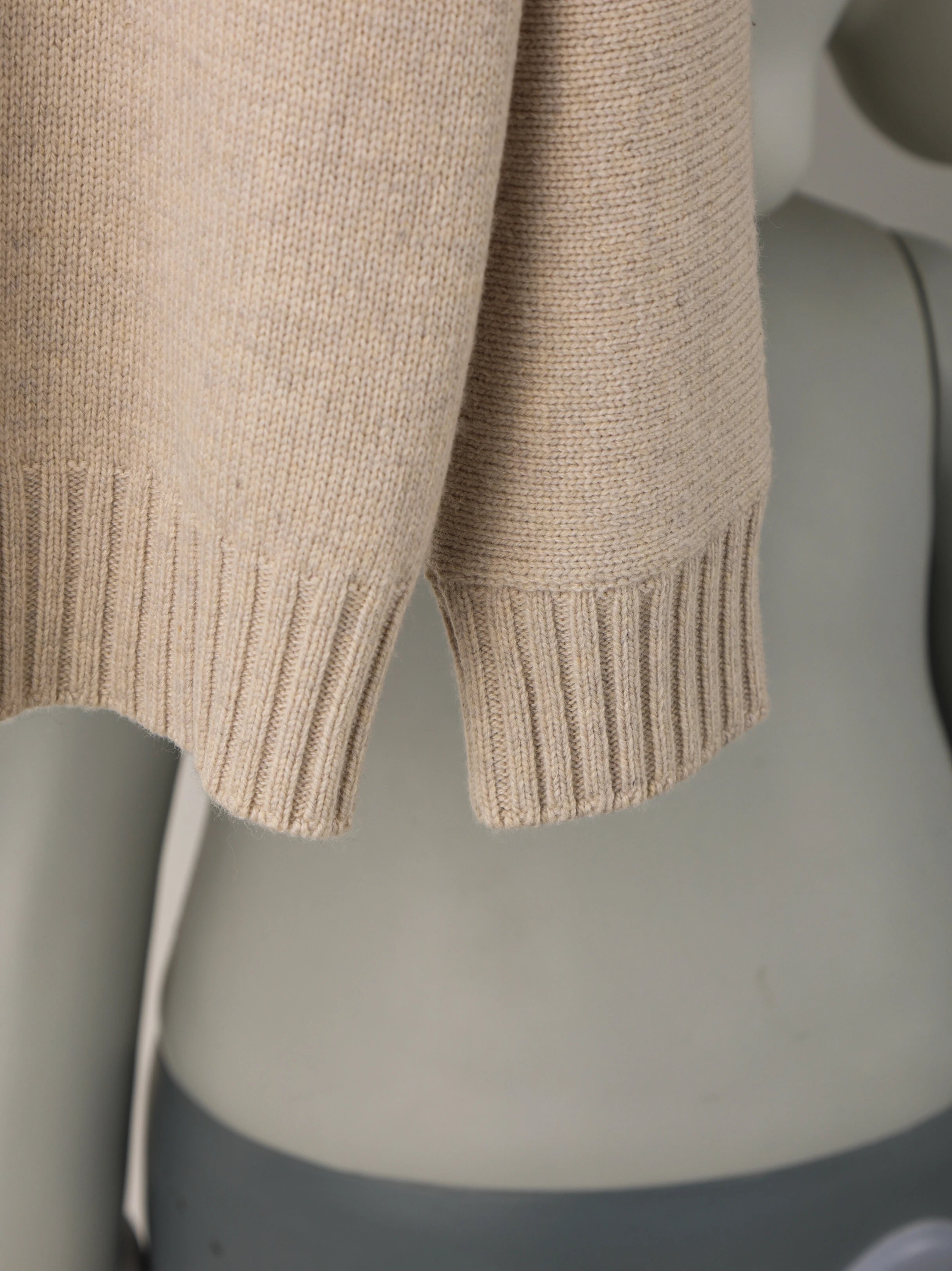 Item ID 8261 Loro-Pi@na-LP-2024ss- cashmere sweater - Warm cashmere sweater with si