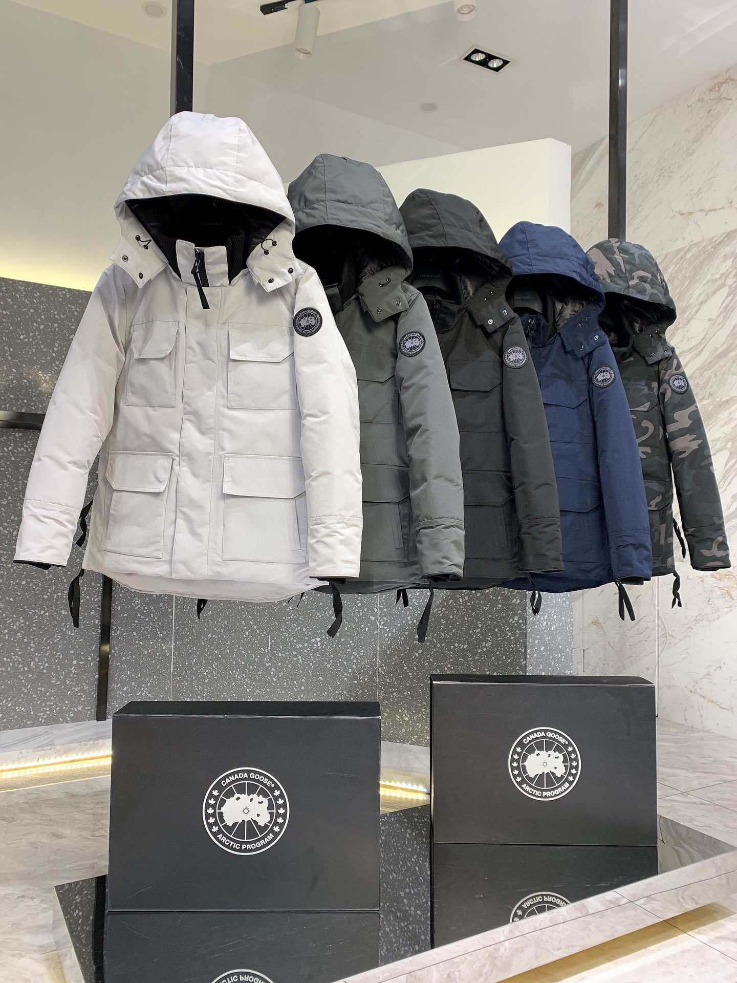 大鹅23男款黑标_羽绒服