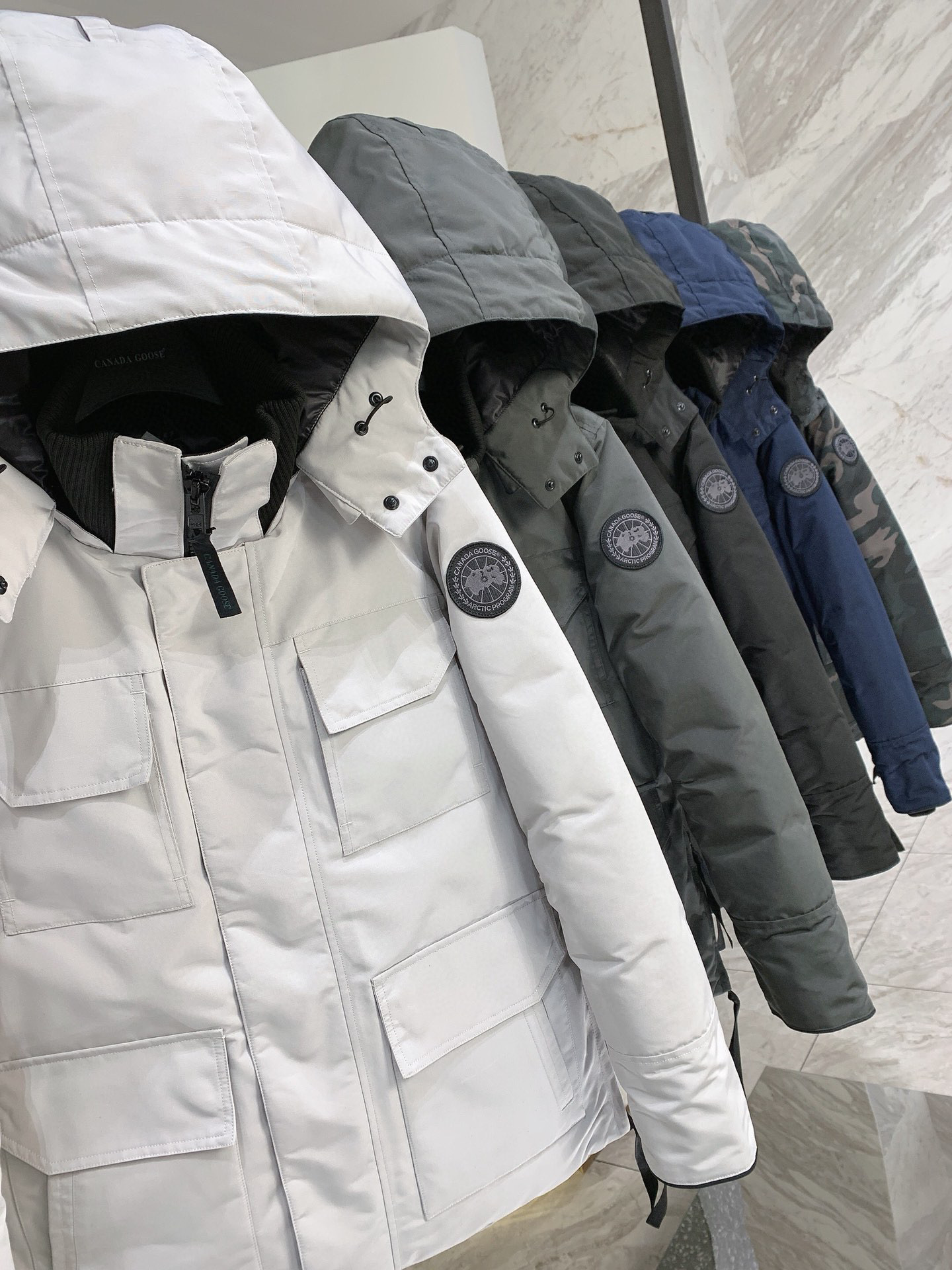 大鹅23男款黑标_羽绒服