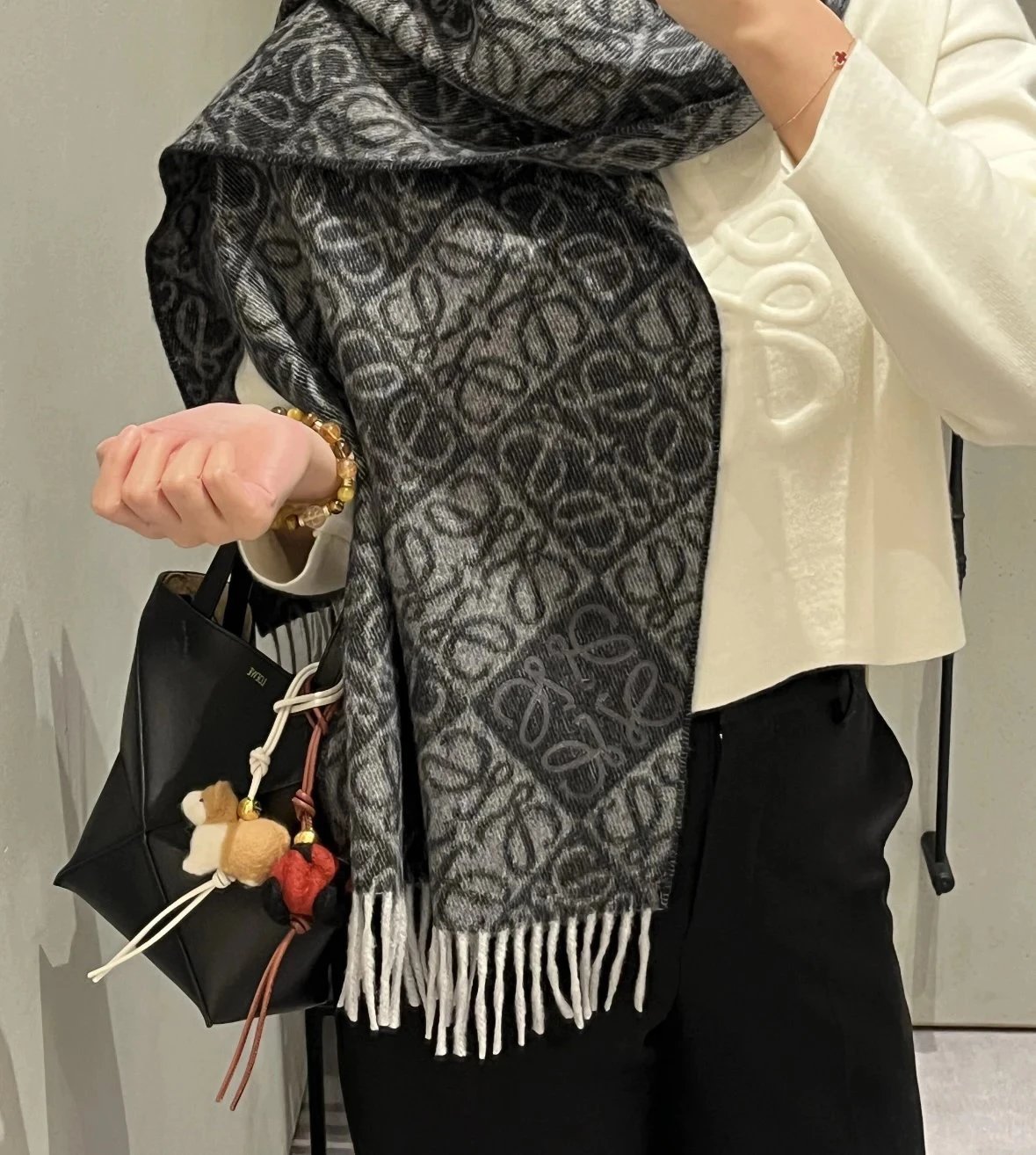 Item ID 8528 L0EWE- corner Anagram Tufted embroidered relief “90% wool blend ” men'