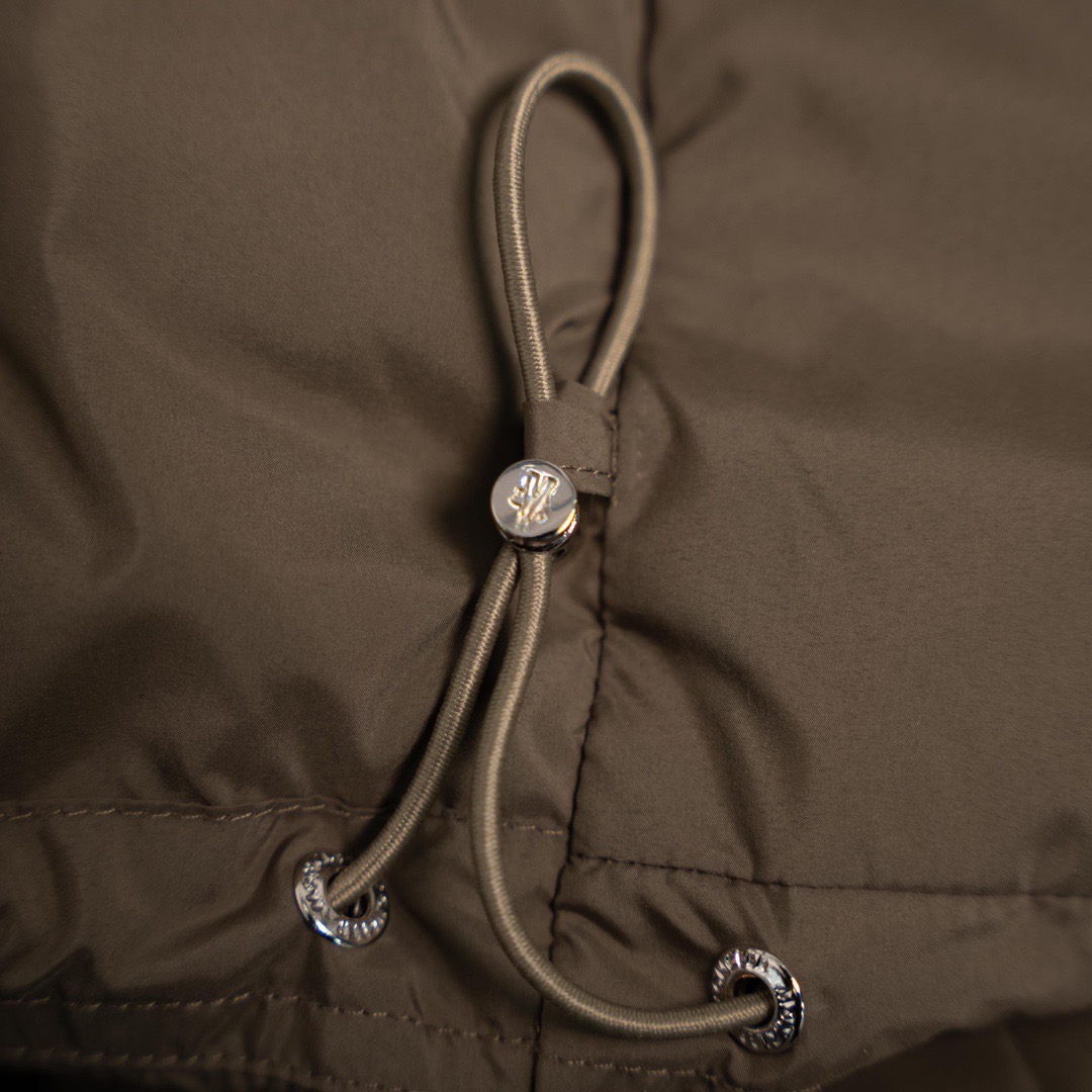 蒙口羽绒服_皮革标识拉链款