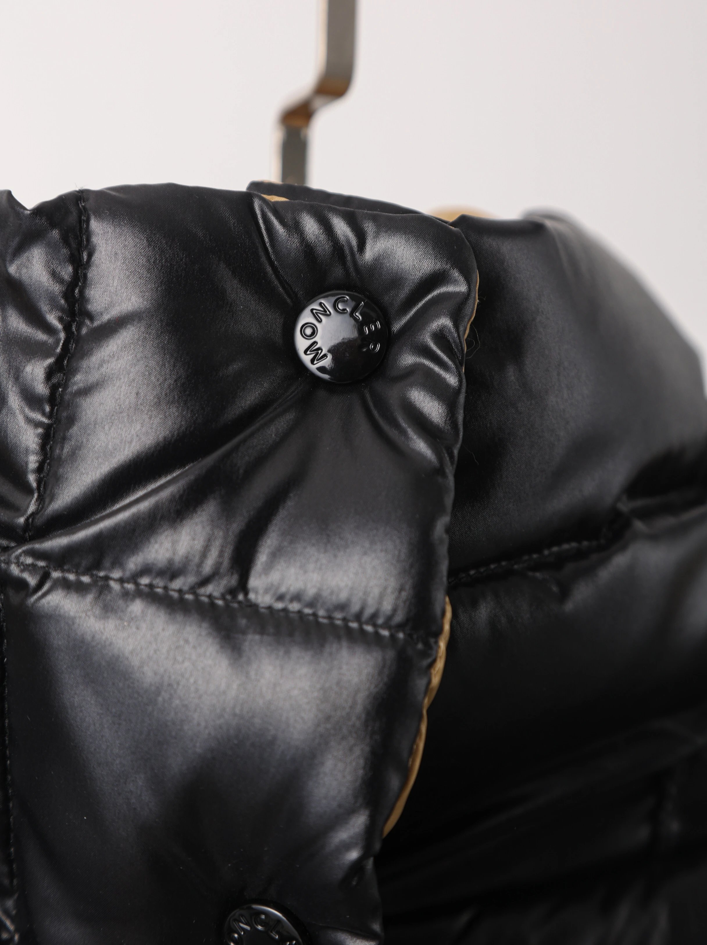 Item ID 8125 M0ncler- Mouth covering - Classic -Parana- black gold - powdered gold