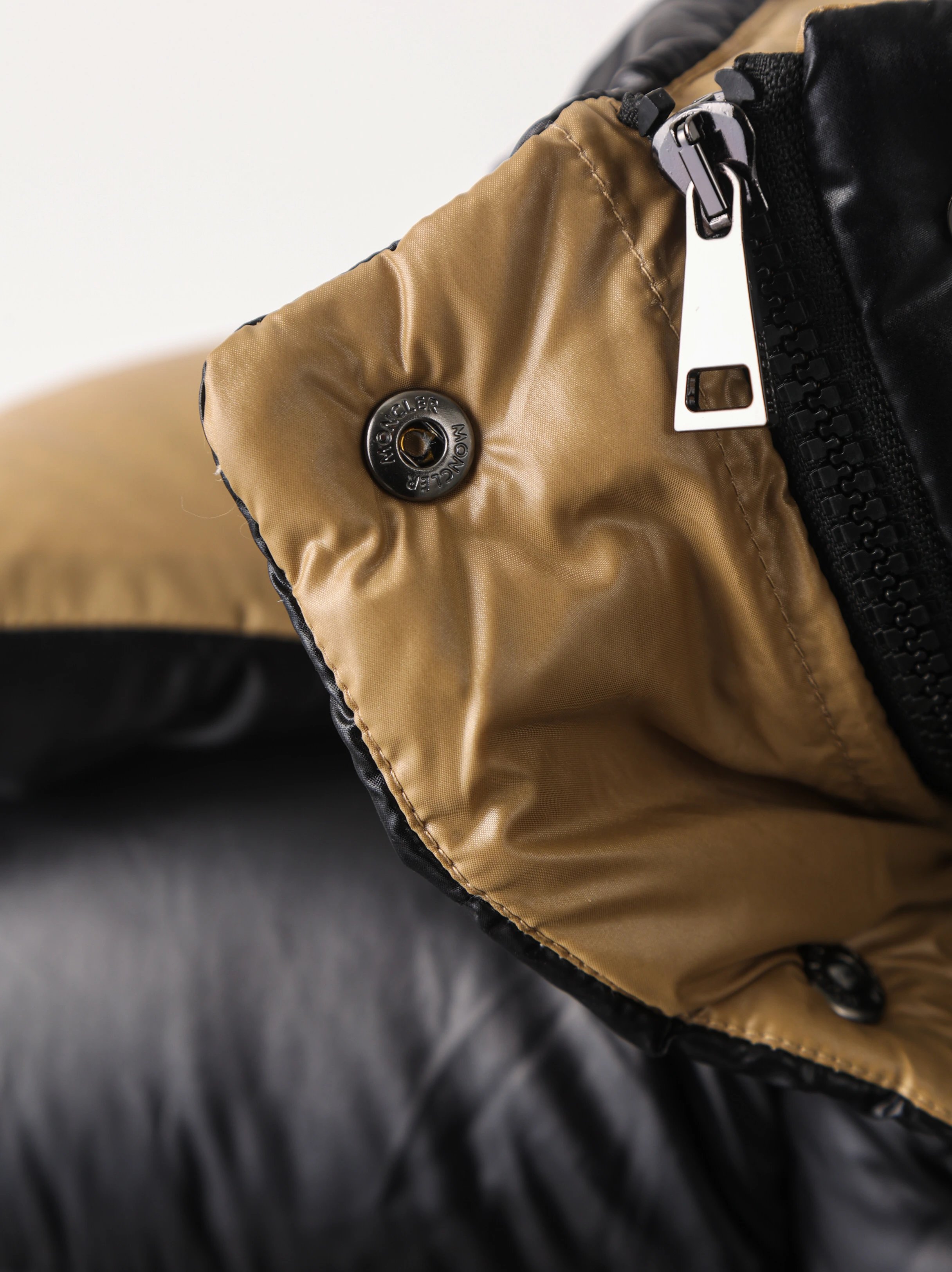 Item ID 8125 M0ncler- Mouth covering - Classic -Parana- black gold - powdered gold