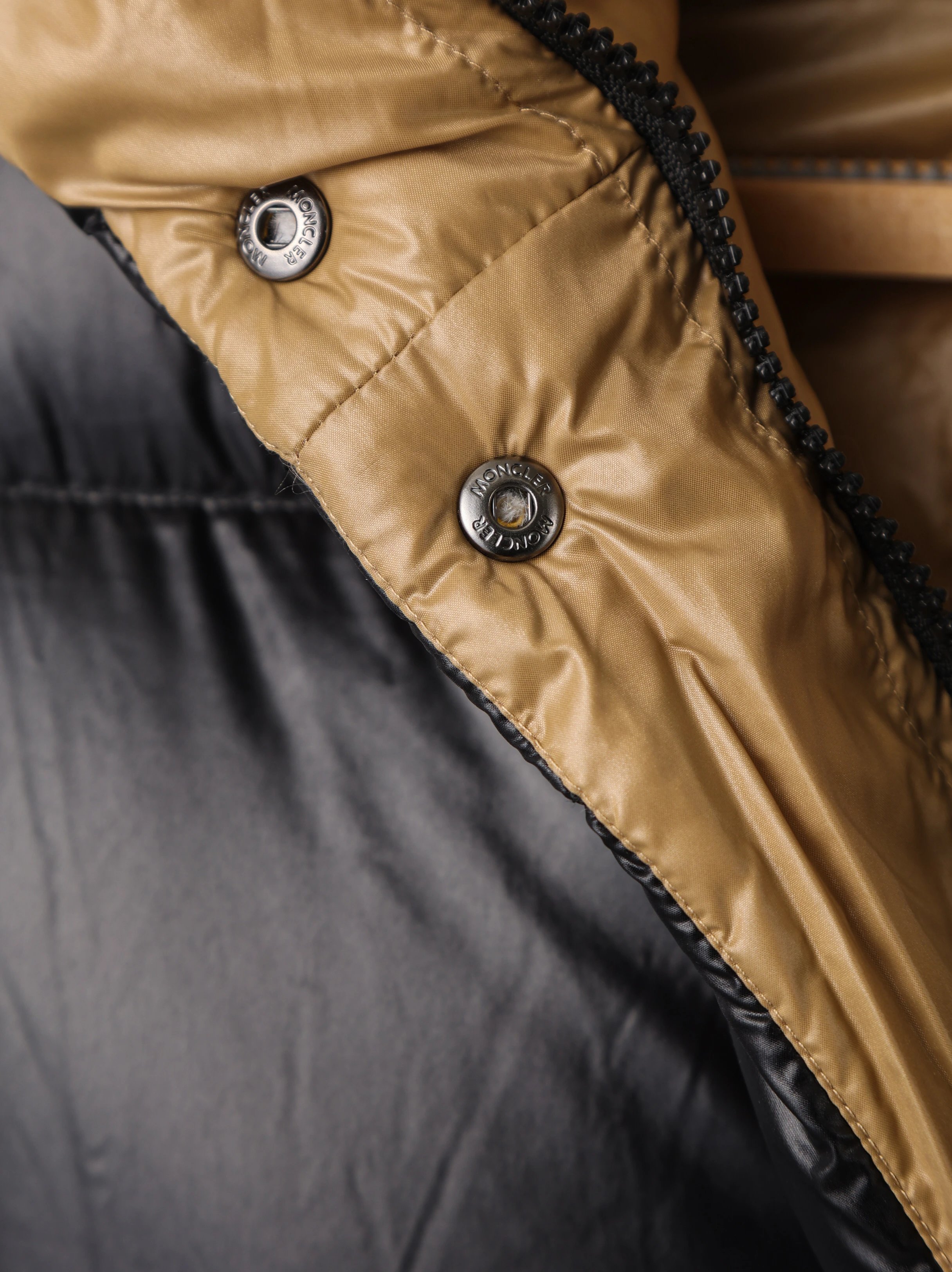 Item ID 8125 M0ncler- Mouth covering - Classic -Parana- black gold - powdered gold