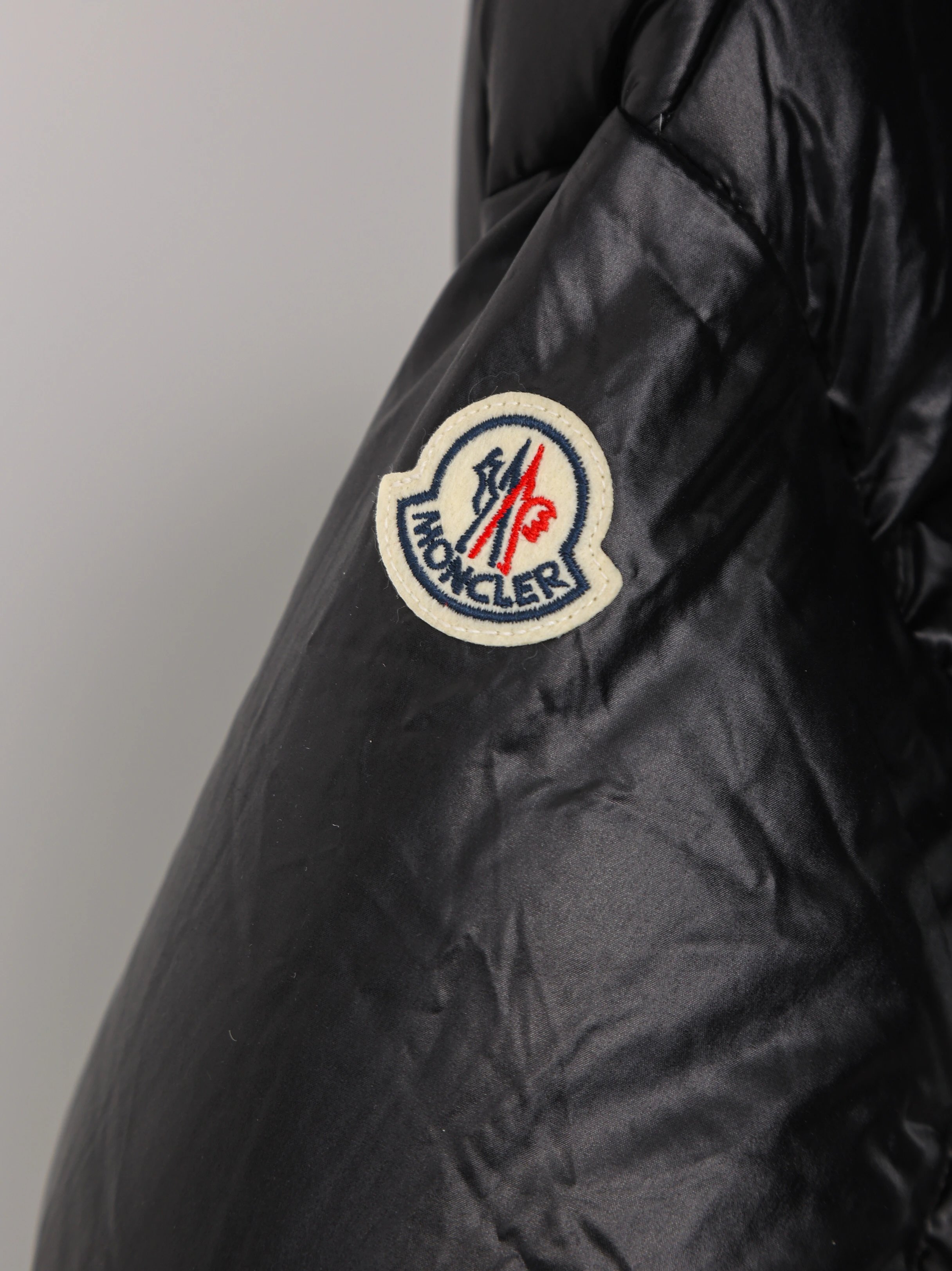 Item ID 8125 M0ncler- Mouth covering - Classic -Parana- black gold - powdered gold