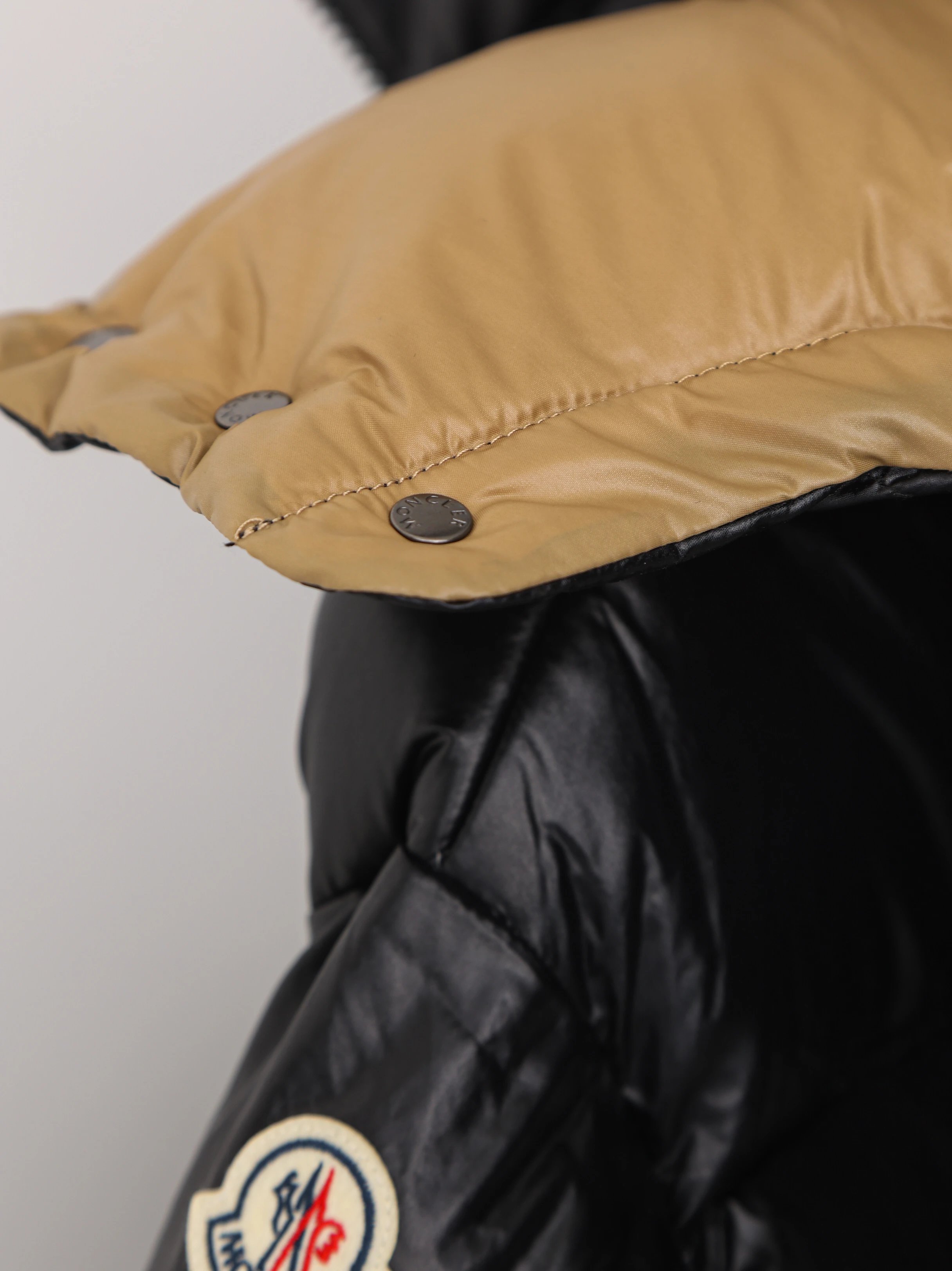 Item ID 8125 M0ncler- Mouth covering - Classic -Parana- black gold - powdered gold