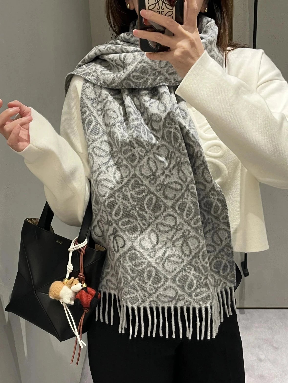 Item ID 8528 L0EWE- corner Anagram Tufted embroidered relief “90% wool blend ” men'