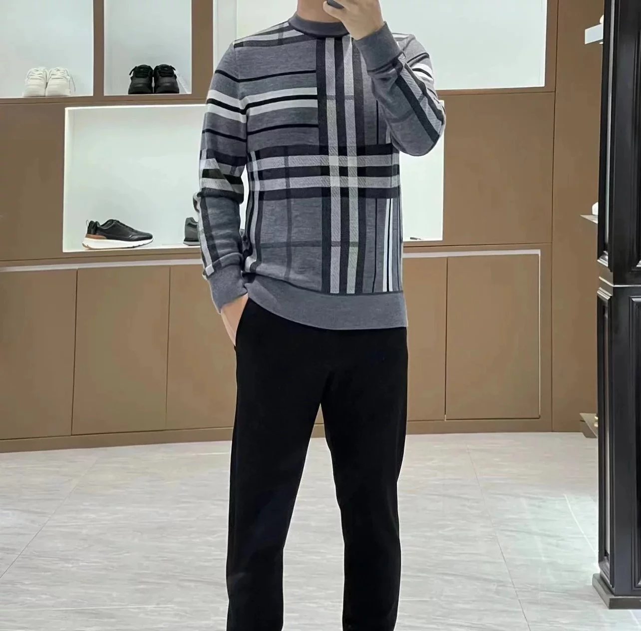 Item ID 8253 Burberr- Burberry -2023ss- Irregular plaid - wool sweater - Black and