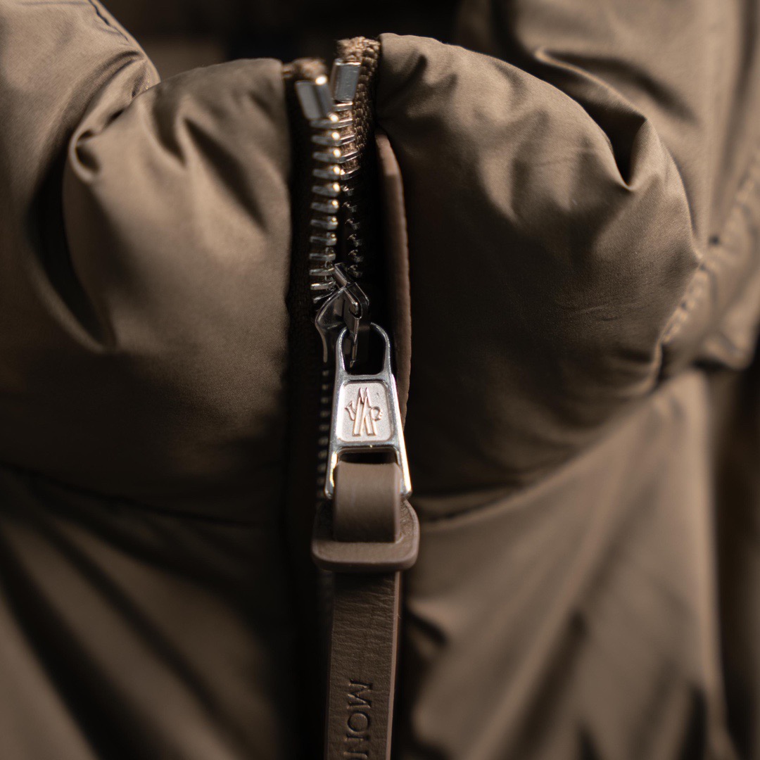 蒙口羽绒服_皮革标识拉链款