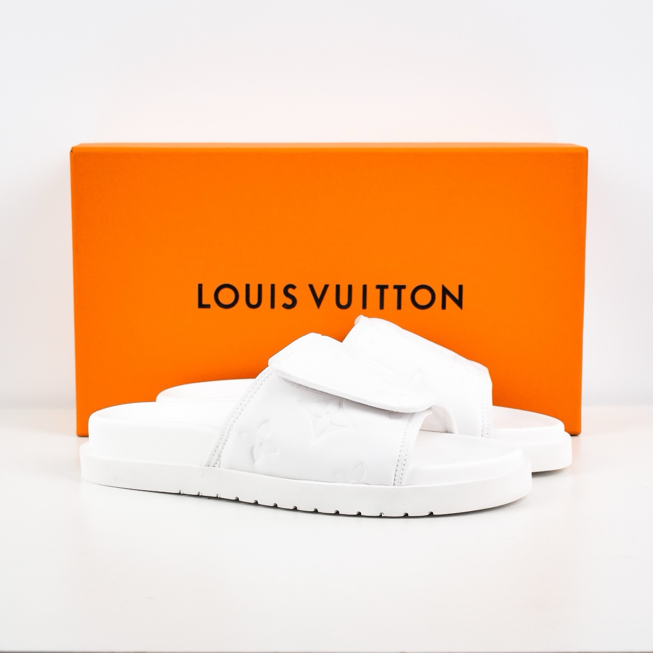 Lv Miami Damier 圆头一字拖鞋系列 白色