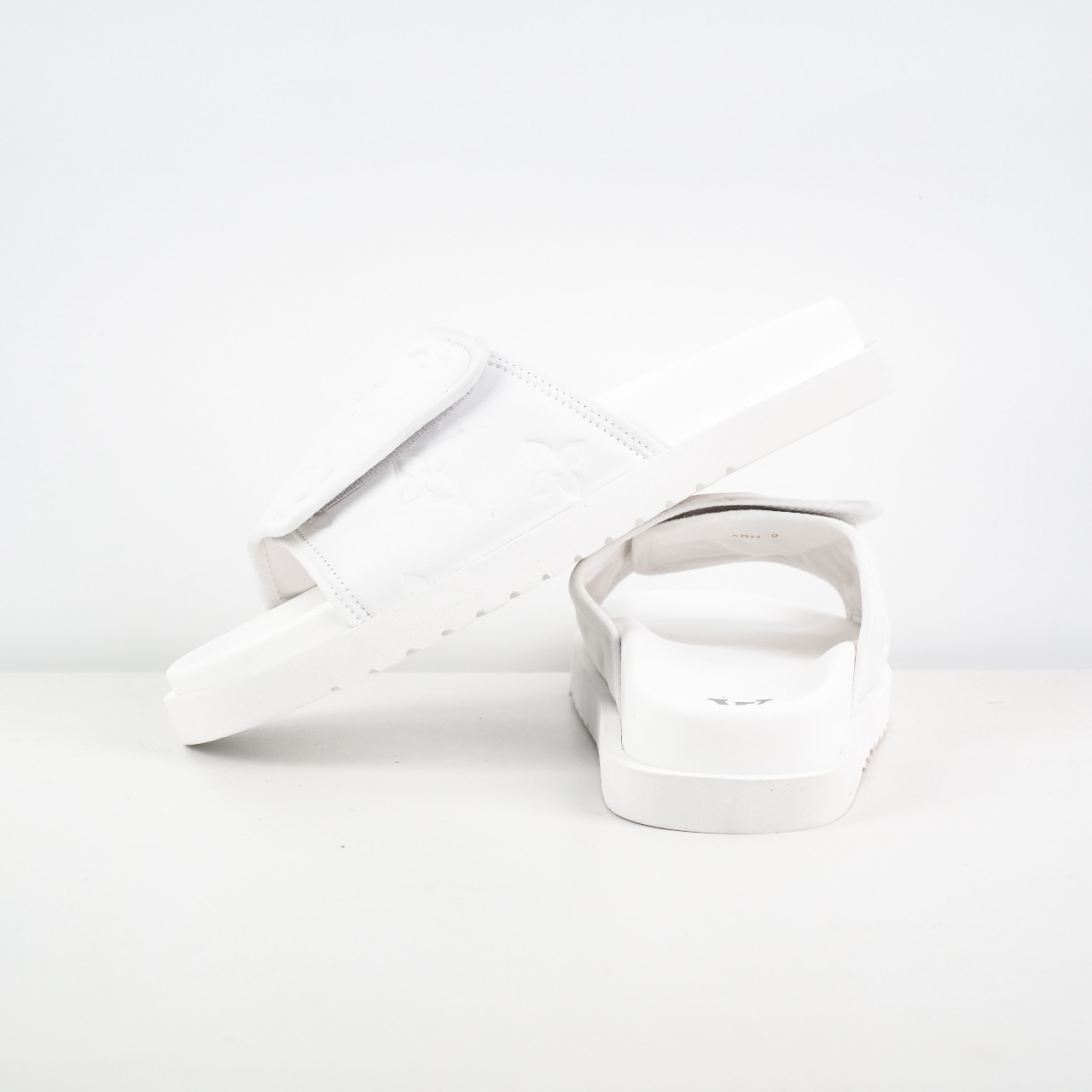 Lv Miami Damier 圆头一字拖鞋系列 白色