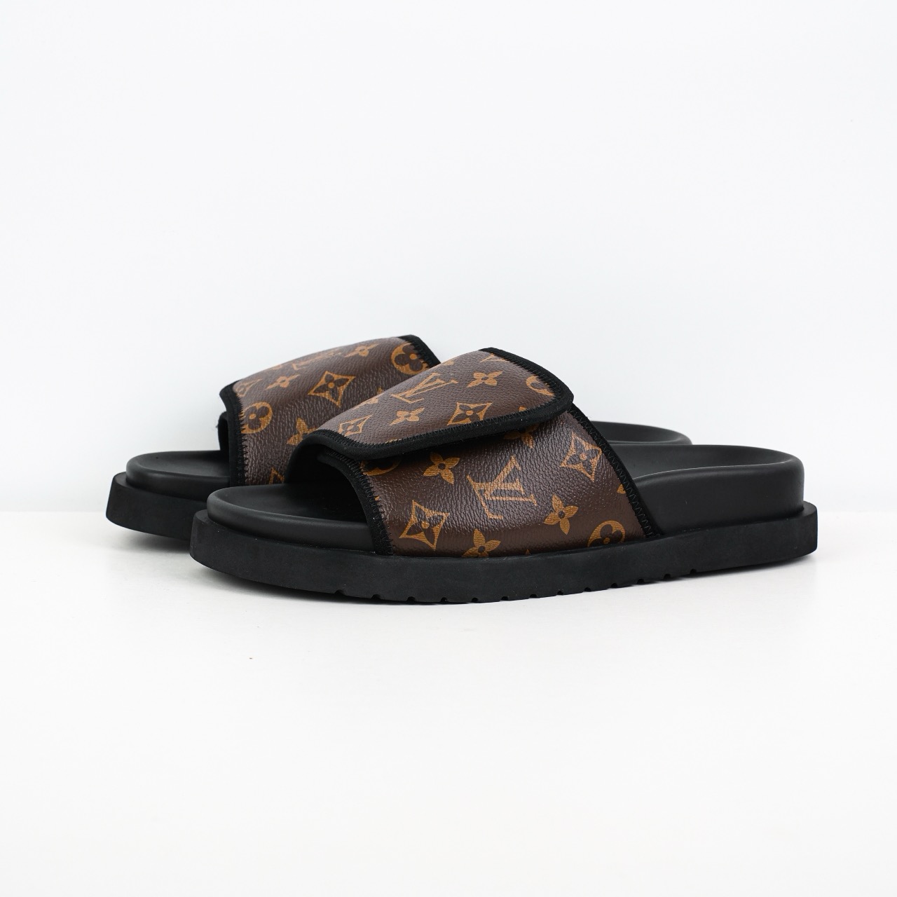 Lv Miami Damier 圆头一字拖鞋系列 经典花纹