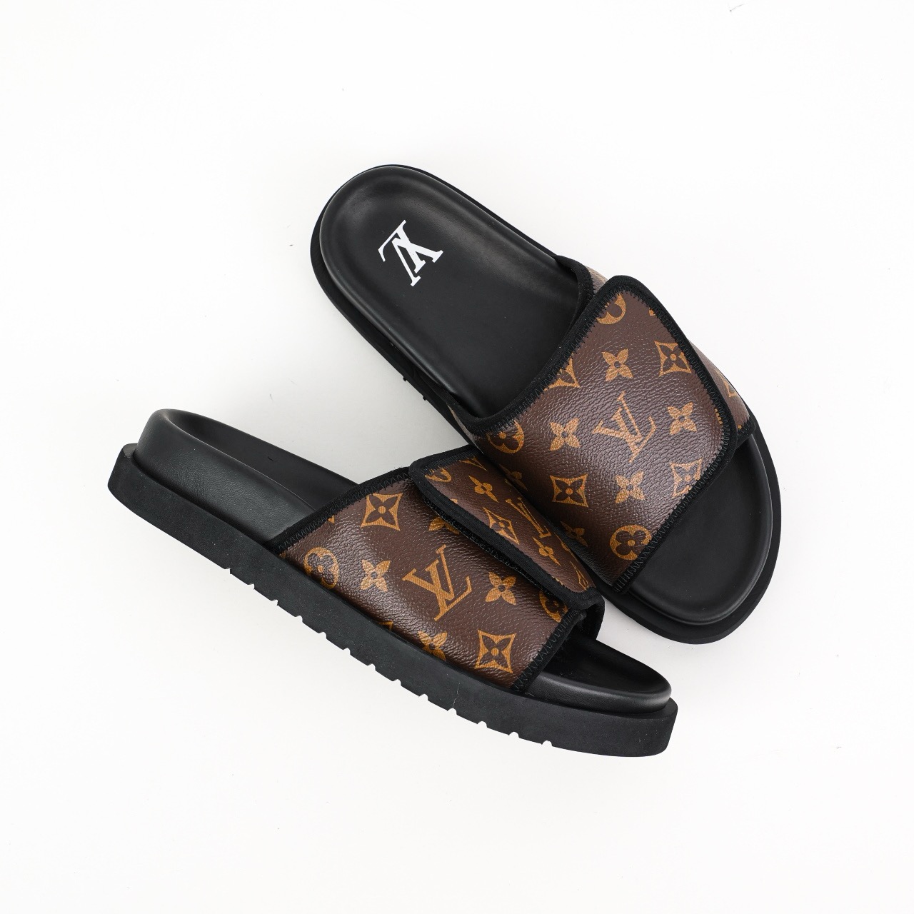 Lv Miami Damier 圆头一字拖鞋系列 经典花纹