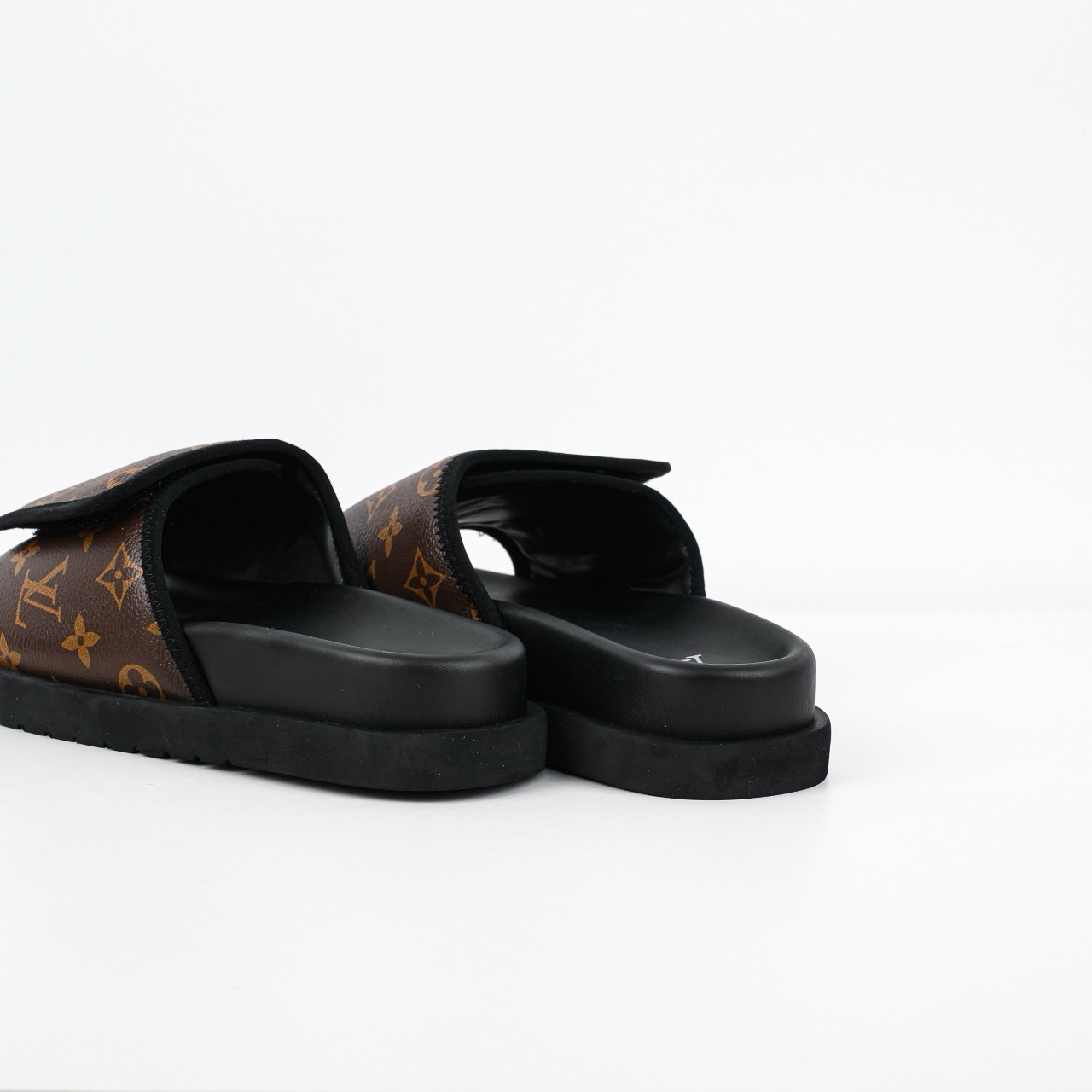 Lv Miami Damier 圆头一字拖鞋系列 经典花纹