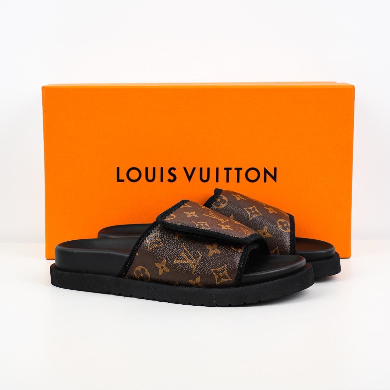 Lv Miami Damier 圆头一字拖鞋系列 经典花纹