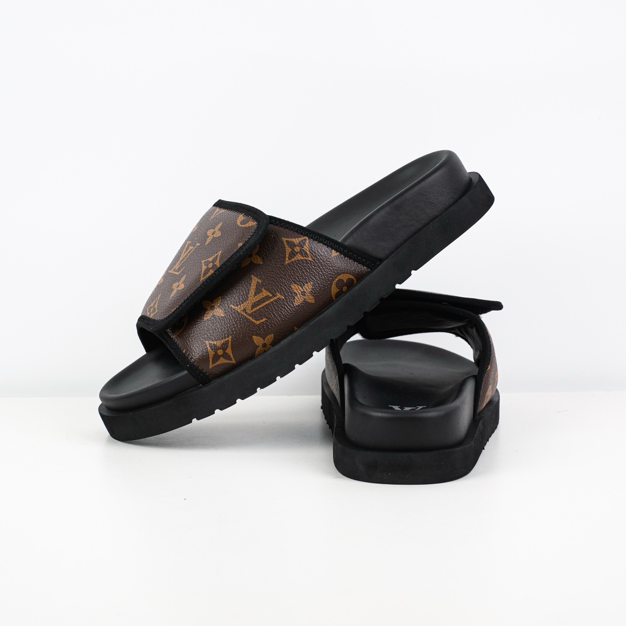 Lv Miami Damier 圆头一字拖鞋系列 经典花纹