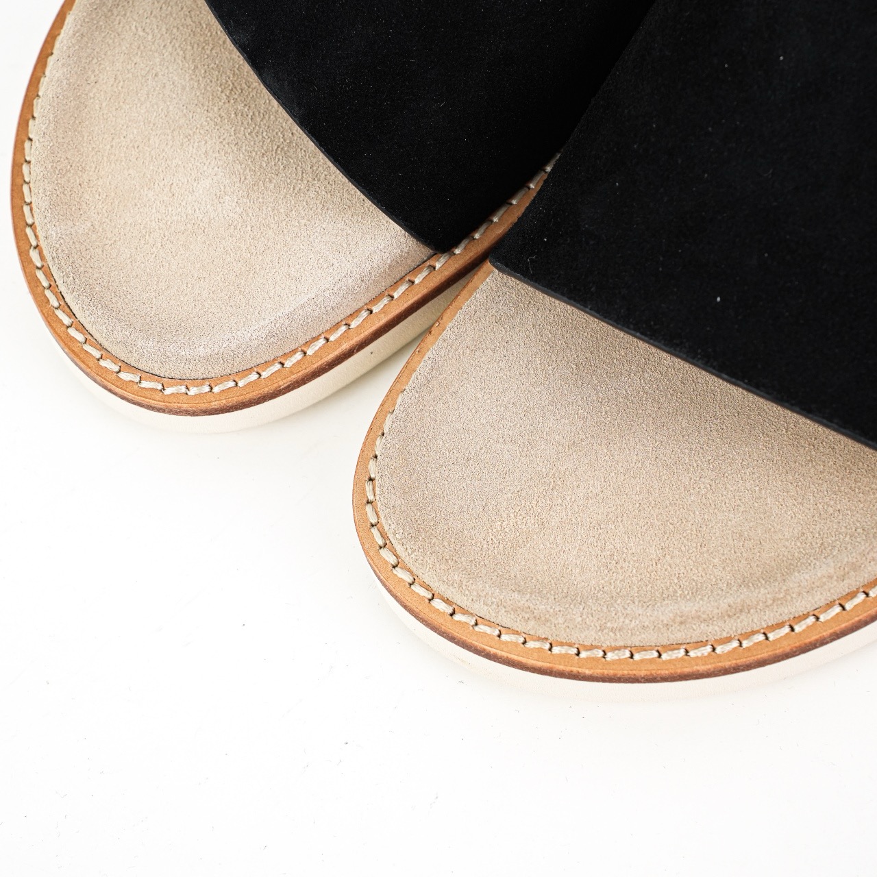 Brunello Cucinelli 一字麂皮凉拖 黑色