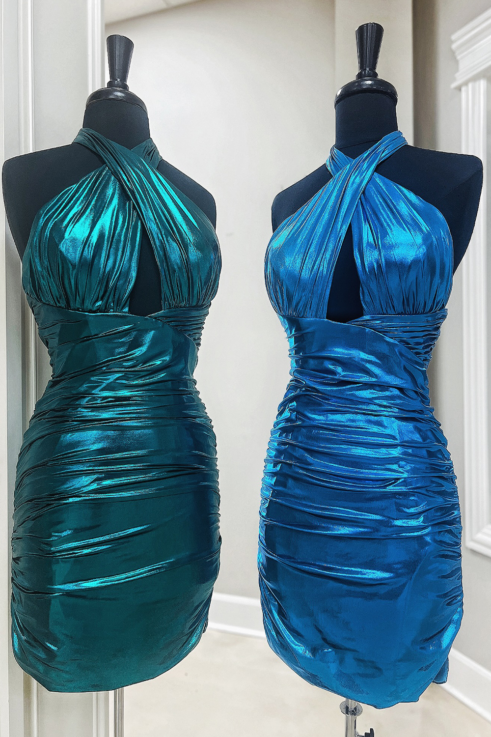 Emerald Green Metallic Halter Neck Ruched Bodycon Short Homecoming Dress