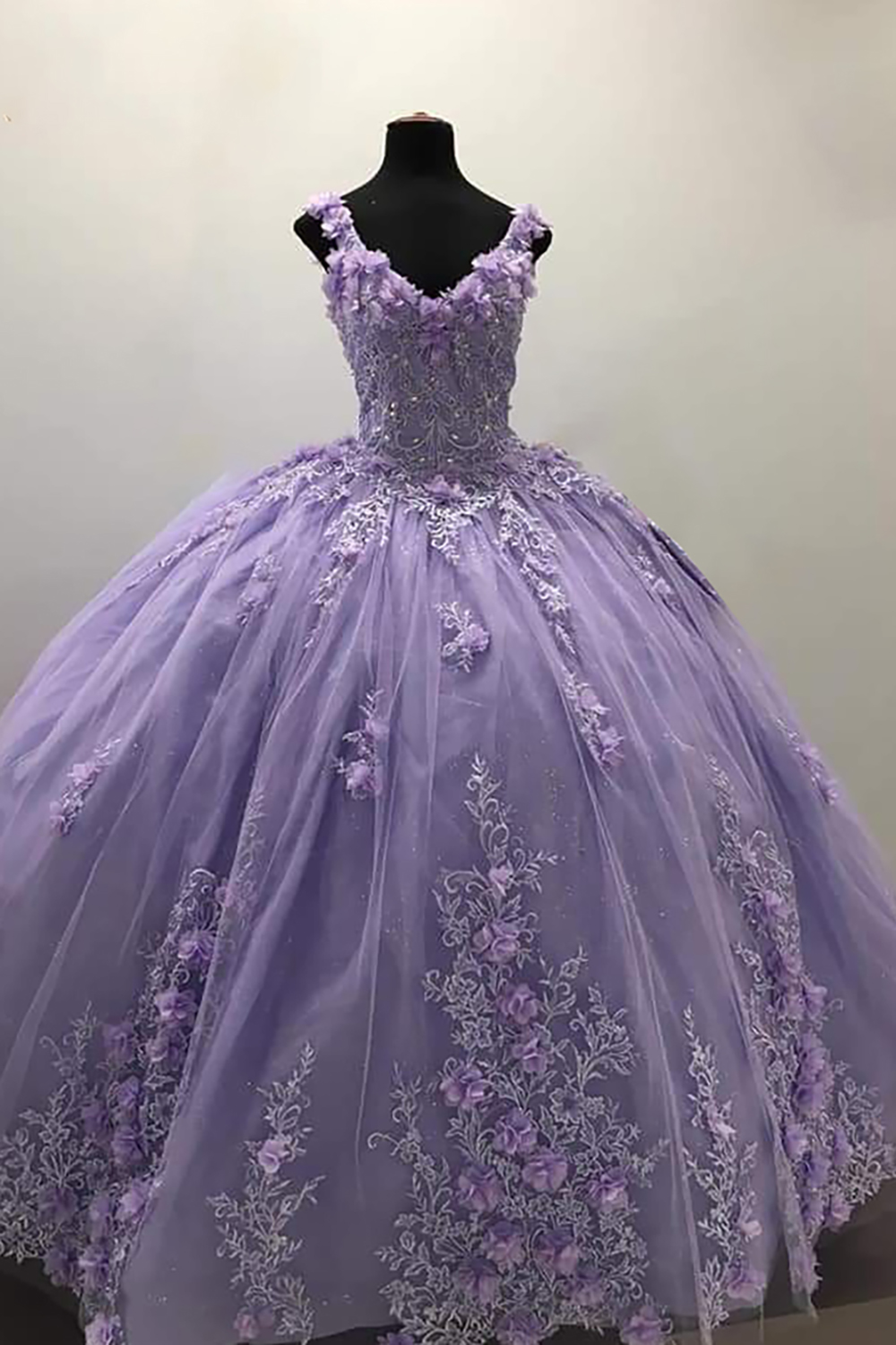 Glitter Purple V-neck Ball Gown Tulle Quinceanera Dress with Appliques